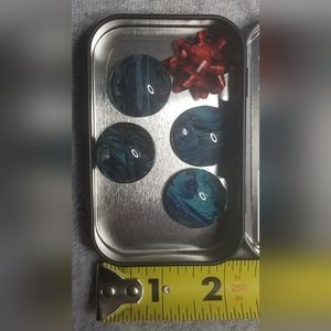 Original paint pouring magnets in gift tin.